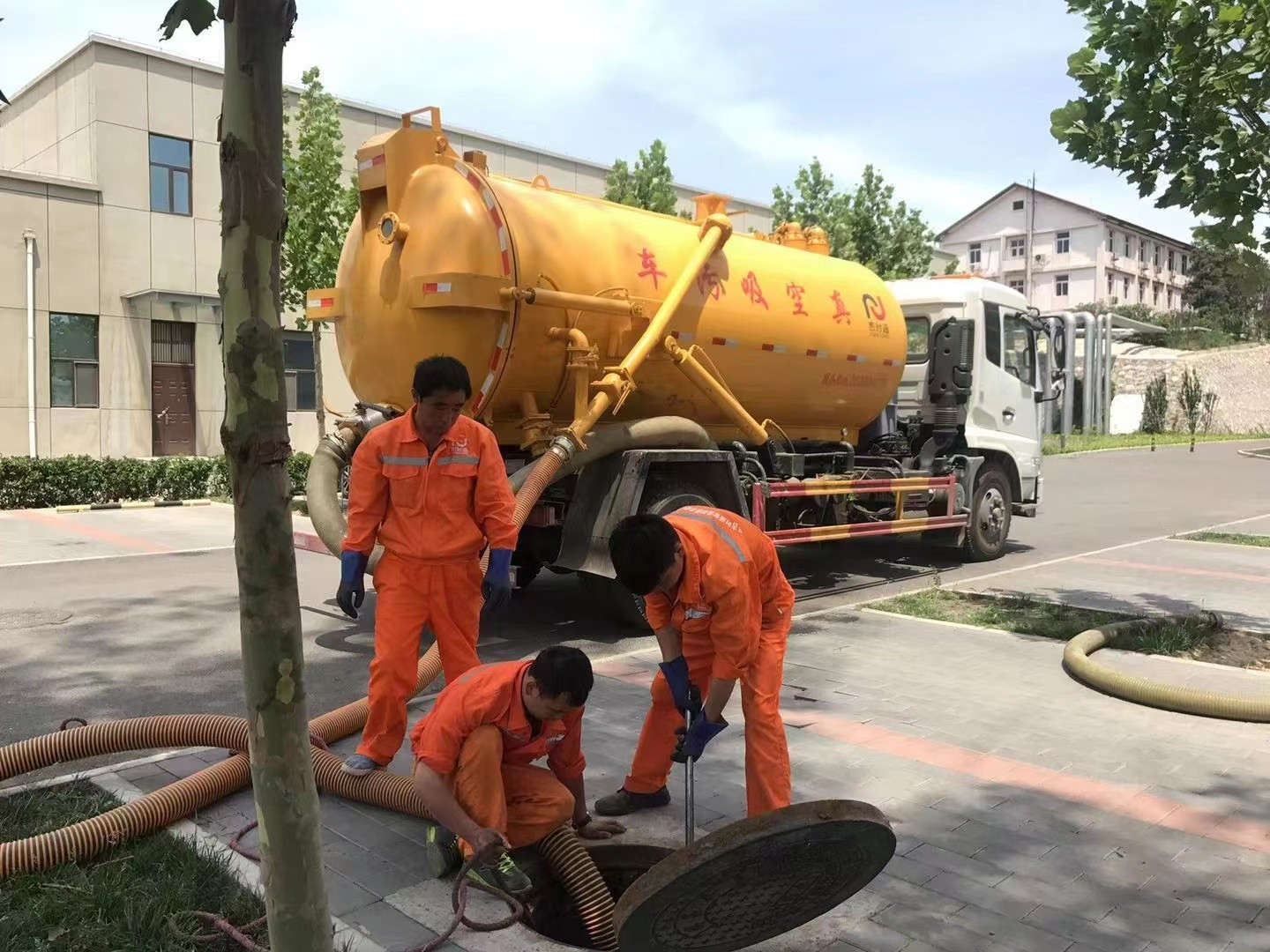 叶城管道疏通车停在窨井附近