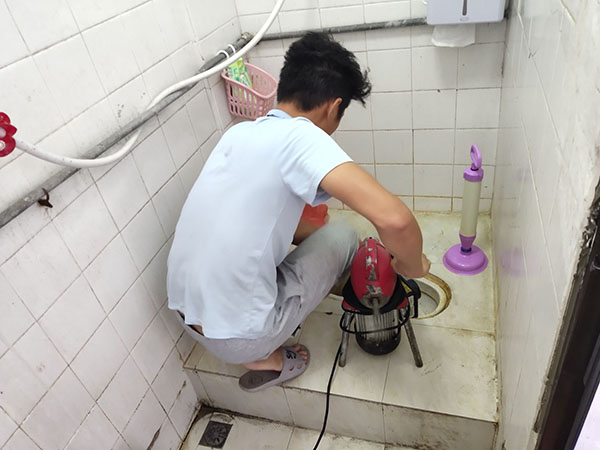 叶城管道堵塞冒臭气 专业师傅现场解决问题