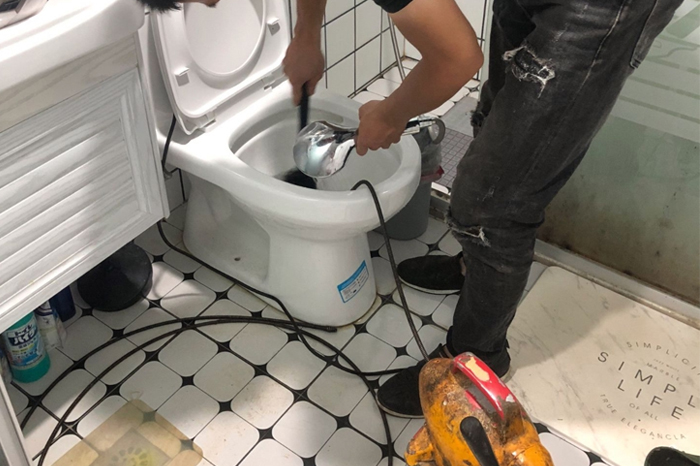 叶城马桶堵塞自己疏通还是找师傅?专业上门服务让你省时更省心